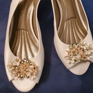 Pumps with Flower detail